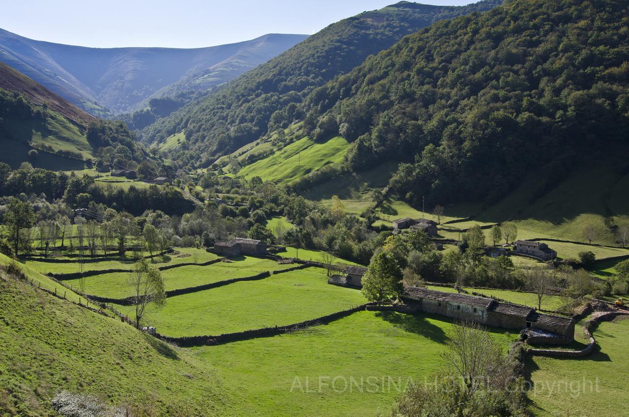 Hotel La Alfonsina Santibanez de Villacarriedo Kültér fotó